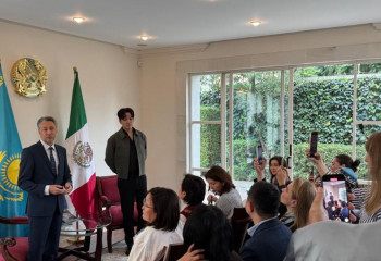 Dimash Qudaibergen meets with compatriots in Mexico