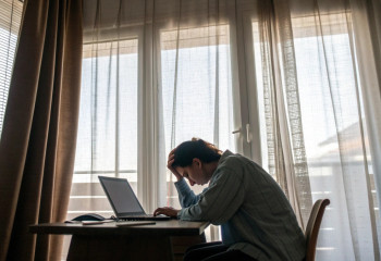 «Просто выйдите из дома: как удалёнка лишает энергии и почему прогулка спасает»