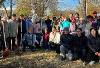 «Таза Қазақстан»: ҚХА мүшелері Астанадағы саябақта шырша отырғызды