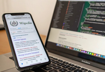 Искусственный интеллект «съедает» трафик Википедии