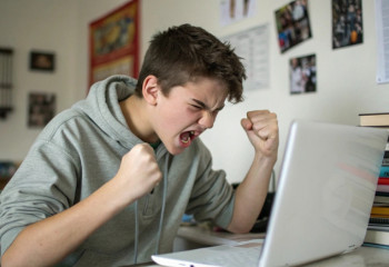 Психологи назвали главные причины опасного поведения подростков в интернете