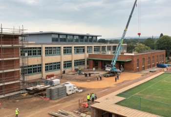 Власти Алматы пересмотрят проект сноса домов ради расширения школы