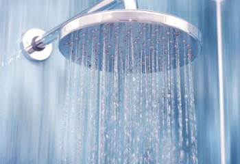 Ыстық душ шаштың түсуіне себеп болуы мүмкін – дәрігер