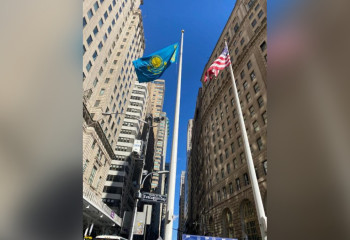 В самом сердце Манхэттена в Нью-Йорке подняли флаг Казахстана