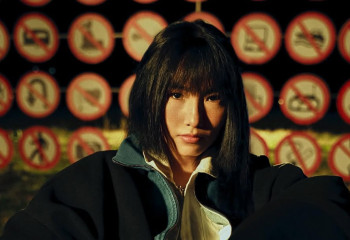 Певица Енлик покорила стадион и соцсети выступлением под дождем