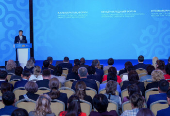 On behalf of President, Prime Minister presents state awards to workers in social and labor sphere