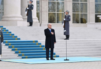 Президент Мемлекеттік ту көтеру рәсіміне қатысты