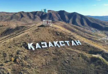 Құтқарушылар «Қазақстан» тауының шыңында Республика күнін атап өтті