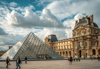 Самое спокойное ограбление: появилось видео побега воров из Лувра