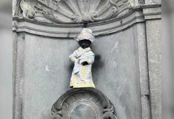 Писающего мальчика в Брюсселе облачили в казахский чапан