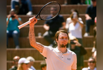 Александр Бублик начал турнир в Париже с победы