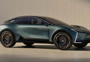 Lexus показал кроссовер мечты с сенсорным салоном и «выезжающим» багажником