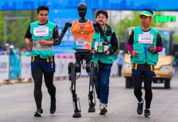 Қытайда алғаш рет адам мен роботтар бірге жүгірген жартылай марафон өтті