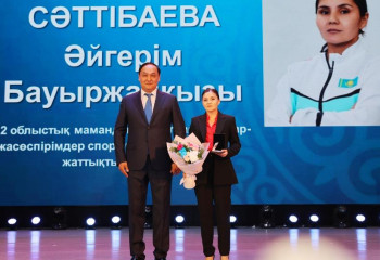 Таразда бокстан ел чемпионы атанған бес баланың анасына атақ берілді