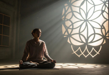 Медитация под микроскопом: польза и скрытые побочные эффекты