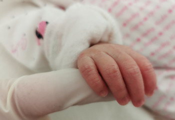 Медбрат пел новорождённой на казахском — спустя годы она поёт эти песни со сцены