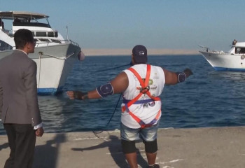 Мысырлық спортшы 700 тонналық кемені тісімен сүйреді