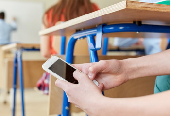 Балаңыз сабақ кезінде смартфон қолданса, сізге айыппұл салынады