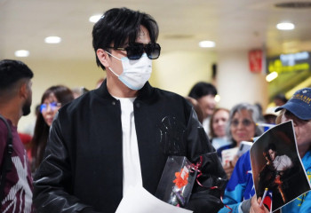 Dears welcome Dimash at Barcelona airport