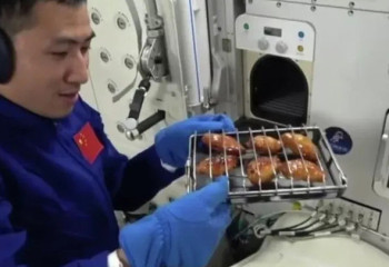 Қытай ғарышкерлері ғарыш станциясында алғаш рет кәуап пісірді