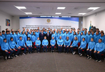 Ербол Мырзабосынов вручил Государственный флаг Казахстана национальной сборной в преддверии XXV Сурдлимпийских игр