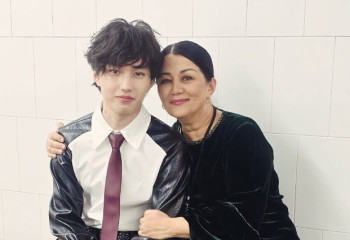 Мама Димаша Кудайбергена представила младшего сына, который покоряет сцену