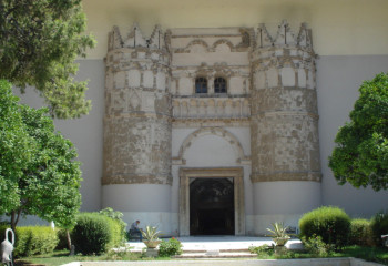 Танымал музейге ұрылар түсті