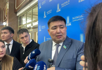 «Мәдениетсіздіктің көрінісі»: Елнұр Бейсенбаев ЛГБТ-ға қатысты пікір білдірді