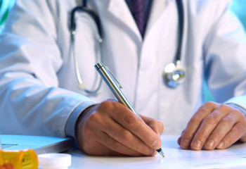 Дәрігерді қорлағандарға қатаң жаза ұсынылды