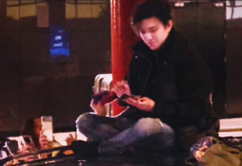 Англичанки подкарулили Димаша Кудайбергена у отеля