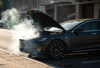 Tesla отзывает 13 000 автомобилей из-за дефекта батареи, который может обесточить авто в пути