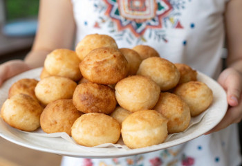 Бельгийских фанатов на стадионе угощали девушки в национальных костюмах