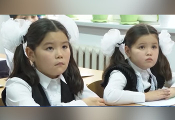 «Школа двойников»: в Туркестанской области 16 пар близнецов учатся вместе