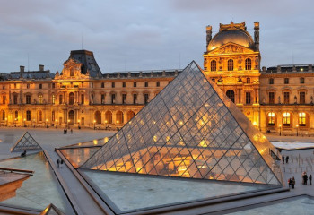 Луврдағы жаңа дауға блогерлер себеп болды