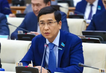 Бала күтімі бойынша «декретте» отырған әкелерге де стаж есептелетін болады – Аймағамбетов