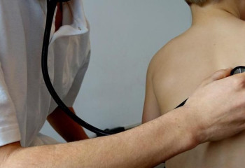 «Өз бетінше емделуге болмайды»: дәрігер ата-аналарға кеңес берді