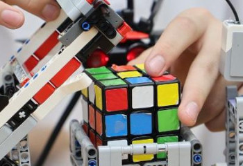 Астаналық оқушы Рубик текшесін бір минутта құрастыратын робот жасады