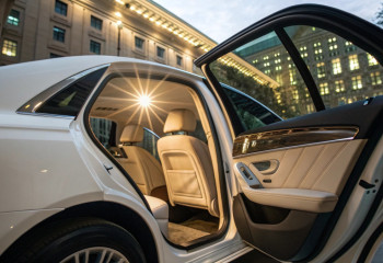 Bentley позволит владельцам создавать собственные световые анимации при открытии дверей