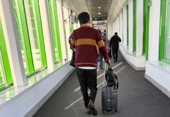 Димаша Кудайбергена заметили в самолёте в стиле Гарри Поттера — он был в свитере Гриффиндора