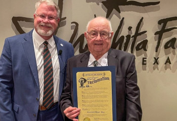 95 жастағы ер адам әлемдегі ең қарт автобус жүргізуші атанды