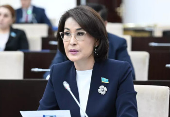 Министр здравоохранения оказала первую помощь девушке в самолете