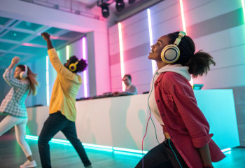 «Тихие дискотеки» в тренде: как работает формат вечеринок и концертов в наушниках