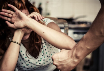 Әйелінің жағын сындырған ер адамға қатысты сот үкімі шықты