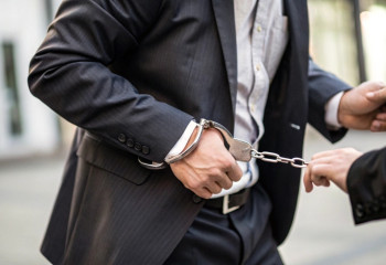 Рейд в Бишкеке: силовики задержали семью кандидата в депутаты