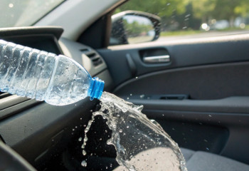 Бутылка обычной воды стоила владельцу Hyundai ремонта в 12 тысяч долларов