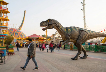 Китай представил двуногого робота, который превращается в реалистичного тираннозавра