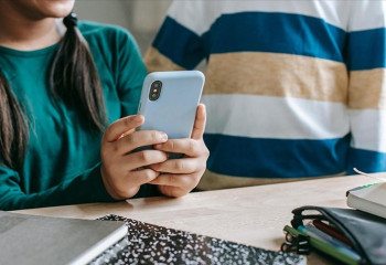 France plans mobile phone ban in high schools