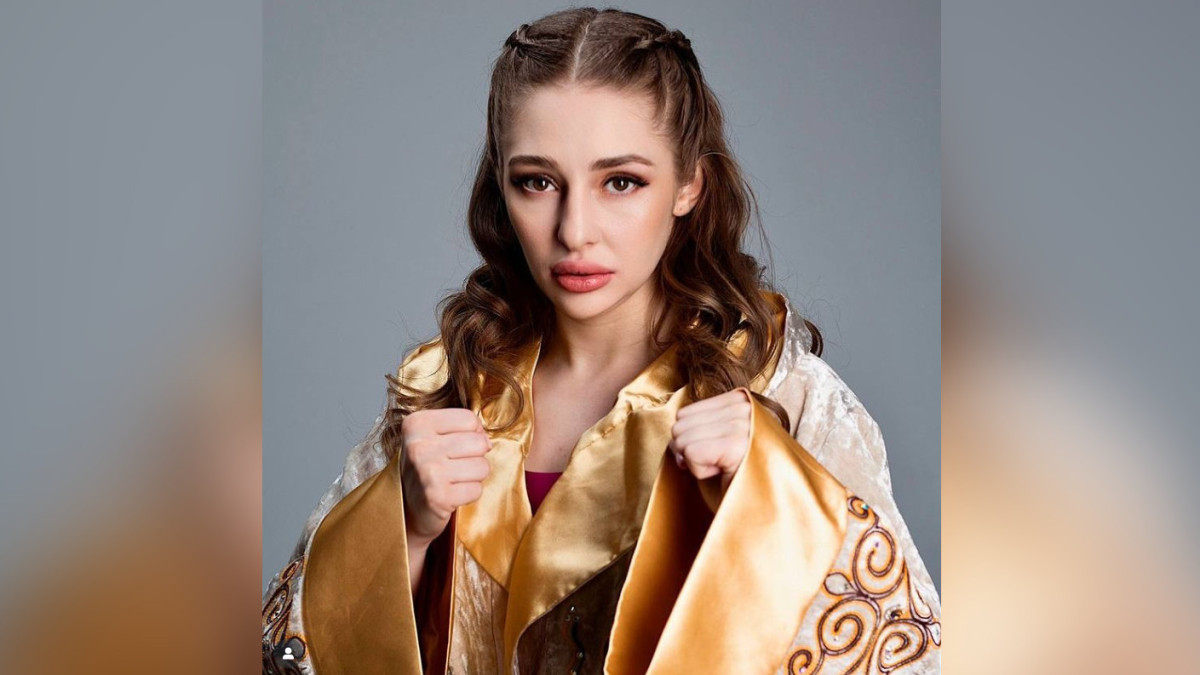  instagram.com/angelina_lukas1997 