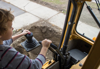 В Шымкенте мальчик сел в экскаватор и выкопал траншею на тротуаре