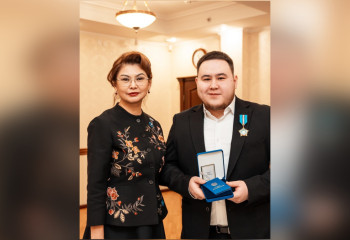 Обладатель «Грэмми» DJ Imanbek получил награду из рук Аиды Балаевой